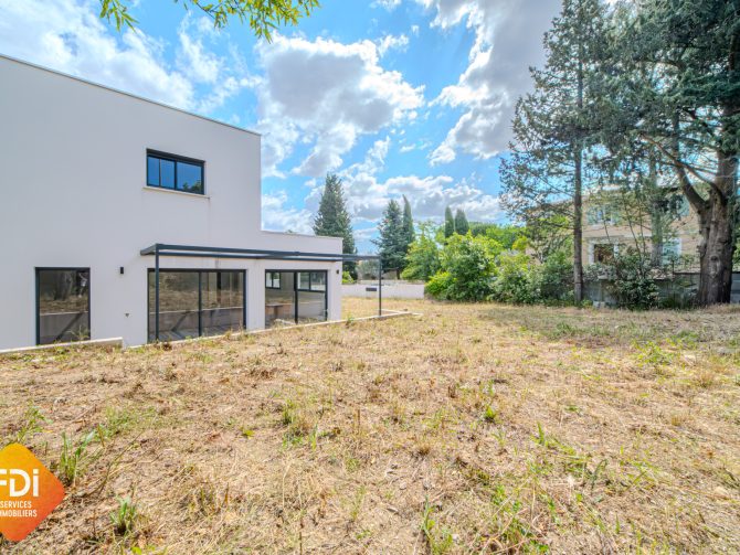 property v1320094352 0