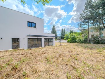 property v1320094352 0