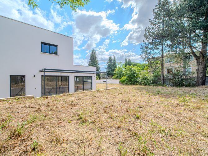 property v1320094352 0