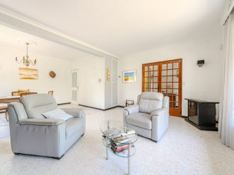 property v1320095240 1